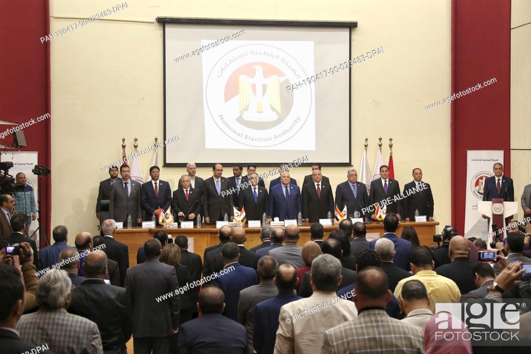 Imagen: 17 April 2019, Egypt, Cairo: Lasheen Ibrahim, (5-R), head of the Egyptian National Elections Authority (NEA), attends a press conference at the NEA's.