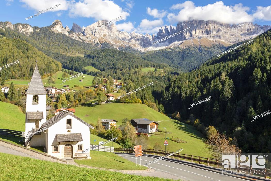 Imagen: Europe, Italy, South Tyrol, Bolzano. The little church of Saint Zyprian and Justina in the village of St. Zyprian. Tires valley, Dolomites.