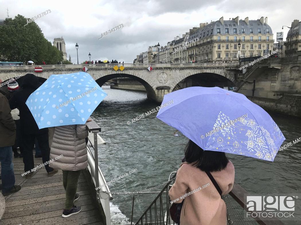 Stock Photo: Pont Saint-Michel. Boatride on the river Seine in Paris. . Photo: André Maslennikov.
