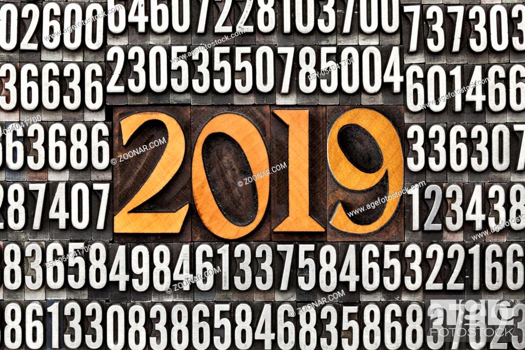 Imagen: 2019 number in vintage wood letterpress priniting blocks surrounded by random metal numbers, New Year concept.