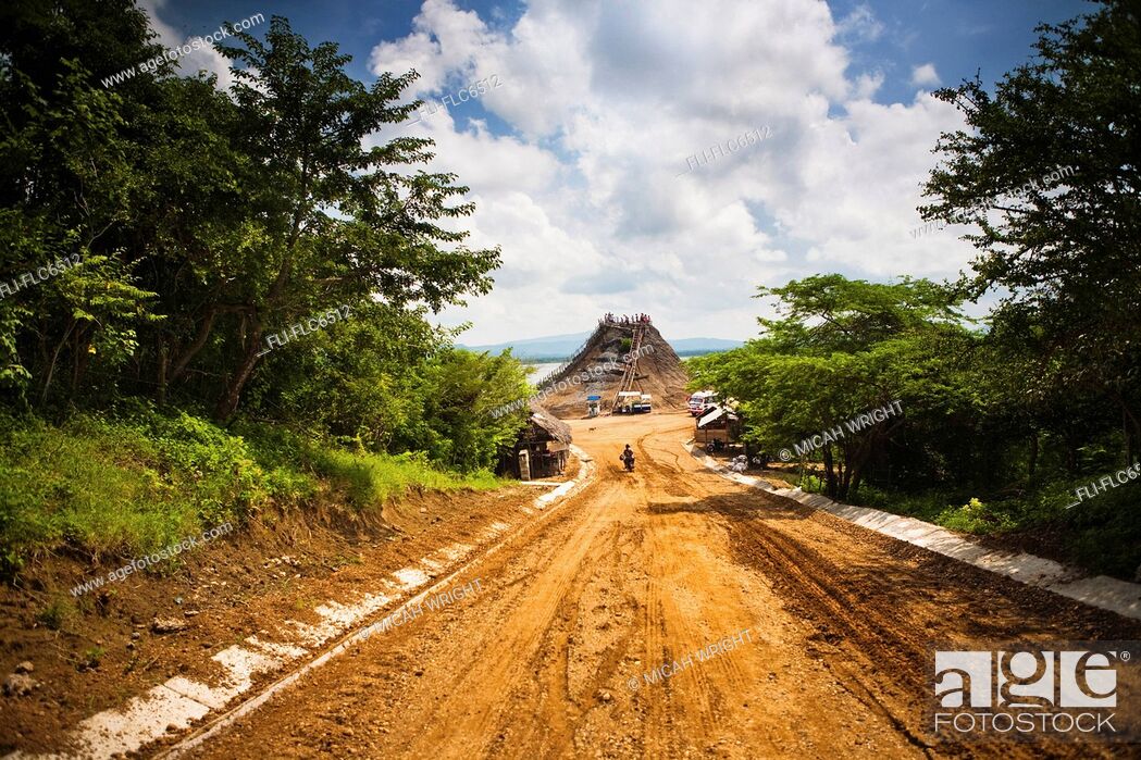 Photo de stock: Dirt road to El Totumo Mud Volcano, Catagena, Colombia.