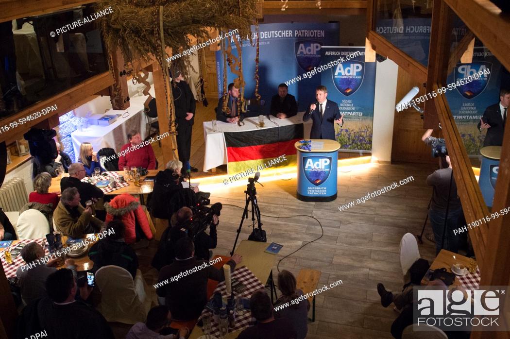 Imagen: 16 January 2019, Saxony, Dohma: Andre Poggenburg, the former regional chairman of the AfD in Saxonia-Anhalt, speaks with the New Year receipt of its new party.