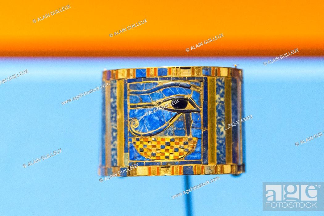 Photo de stock: Egypt, Cairo, Egyptian Museum, jewellery found in the royal necropolis of Tanis, burial of king Chechonq II : Bracelet showing an Udjat eye on a basket.