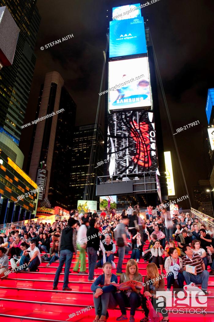 Dejlig en million Baby Many people on red stairs, TKTS, Broadway, Times Square pedestrian zone,  Midtown, Manhattan, Stock Photo, Picture And Rights Managed Image. Pic.  IBR-2179921 | agefotostock