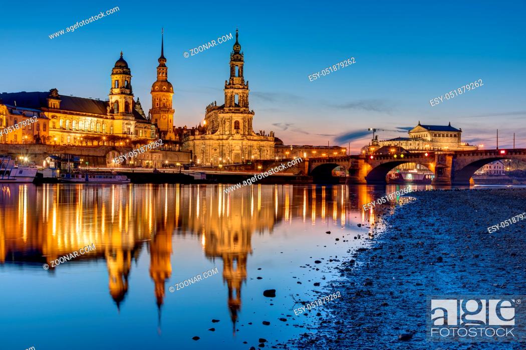Stock Photo: Das historische Zentrum von Dresden und die Elbe nach Sonnenuntergang.