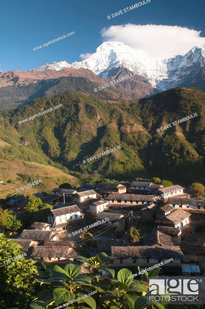 Imagen: view of Annapurna peak from Ghandruk village in the Annapurna region of Nepal.