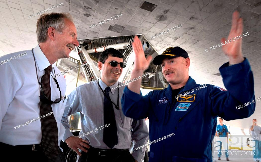 Stock Photo: NASA astronaut Mark Kelly (right), STS-124 commander, talks with Bill Gerstenmaier (left), NASA associate administrator for Space Operations.