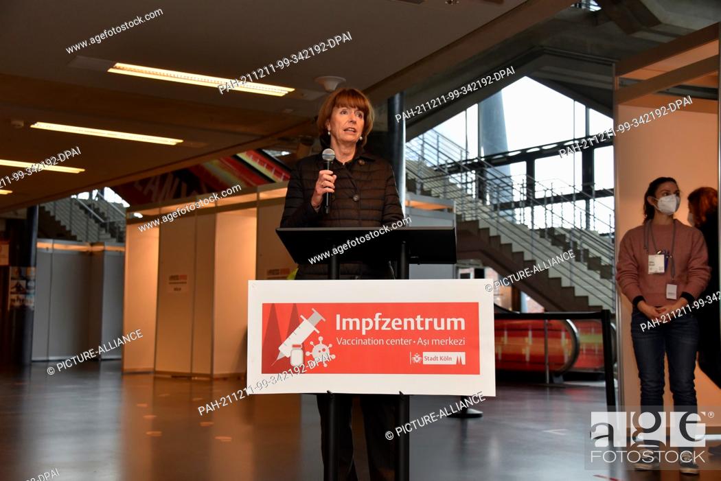 Stock Photo: 09 December 2021, North Rhine-Westphalia, Cologne: Henriette Reker, Mayor of the City of Cologne speaks in front of vaccination booths.