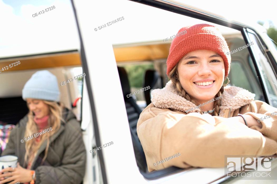 Imagen: Retrato mujer joven feliz en viaje por carretera en la ventana de la furgoneta.