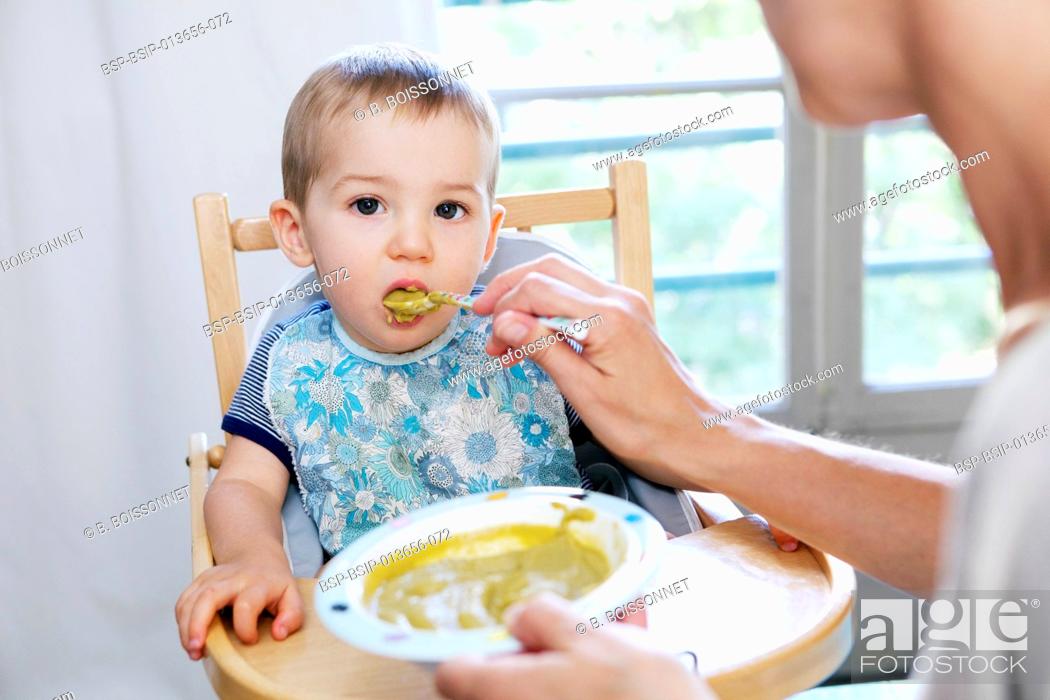 Imagen: CHILD EATING A MEAL.