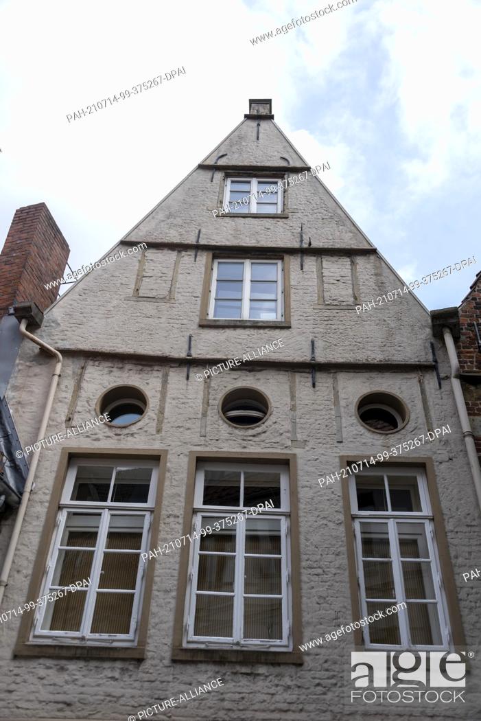 Stock Photo: 10 July 2021, Bremen: Gabled house in the historic craftsmen's quarter Schnoor. Photo: Stephan Schulz/dpa-Zentralbild/ZB. - Bremen/Bremen/Germany.