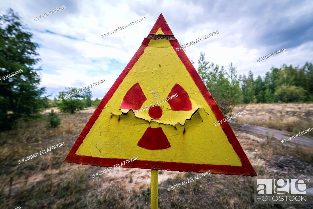 Imagen: Ionising radiation warning sign on a cemetery in Pripyat ghost city of Chernobyl Nuclear Power Plant Zone of Alienation in Ukraine.