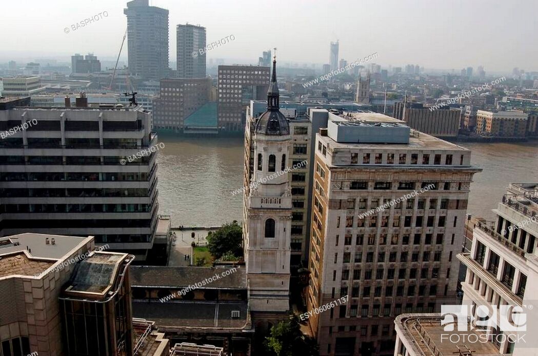 Photo de stock: Century by Sir Christopher Wren, the church is surrounded by offices of financial institutions. Beyond the church is the River thames and the left hand side.
