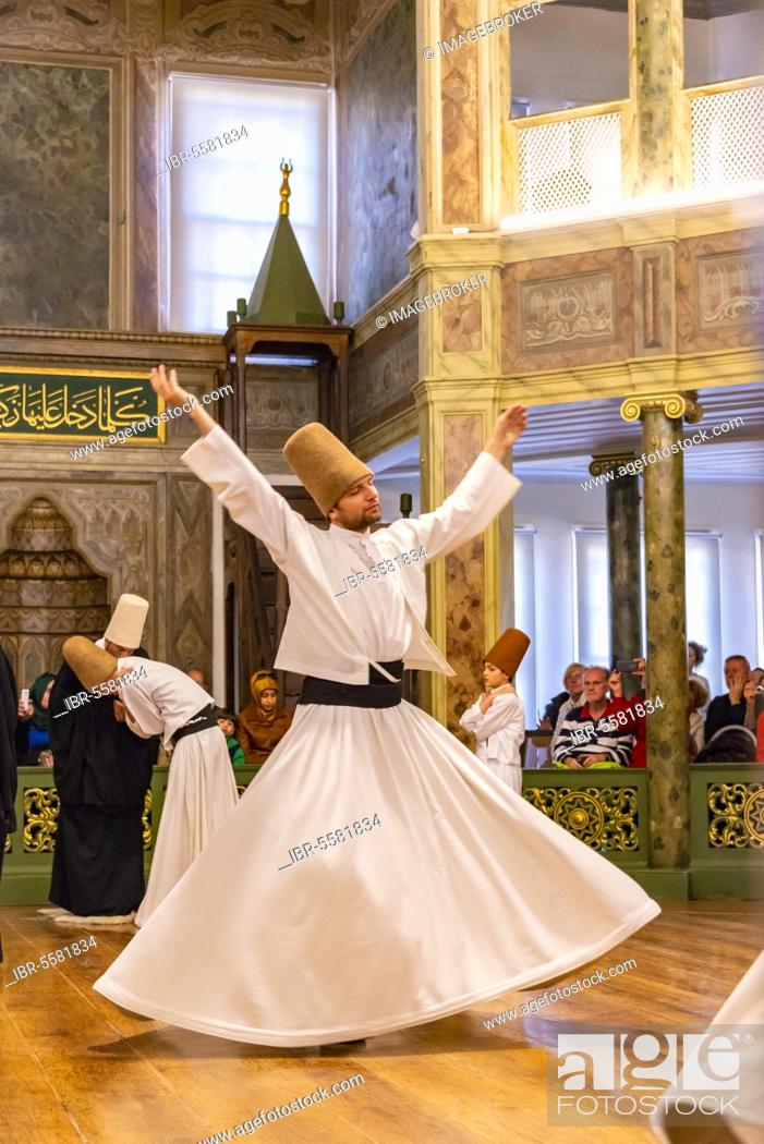 Imagen: Dancing dervishes from the Sufi Mevlevi Order, Sema-Zerimonie, dervish dance, Sema, Mevlevihanesi Müzesi, Istanbul, Türkei.