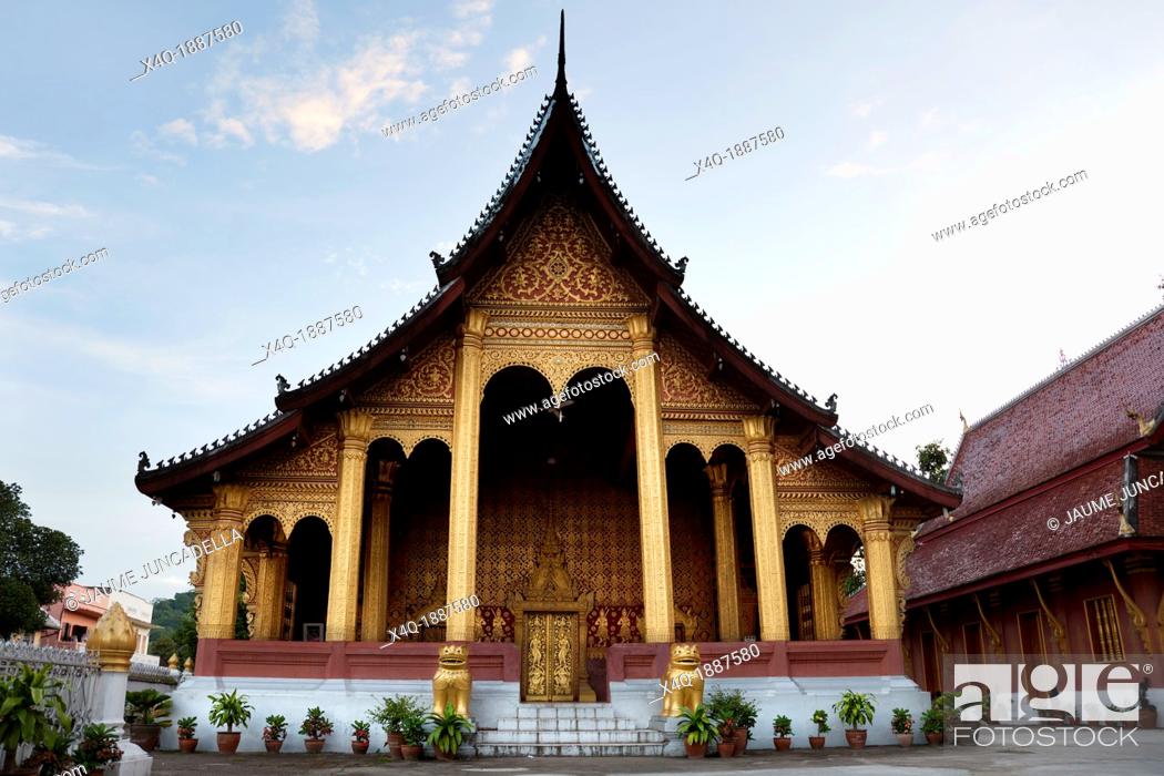 Stock Photo: frontal of wat with its golden columns.