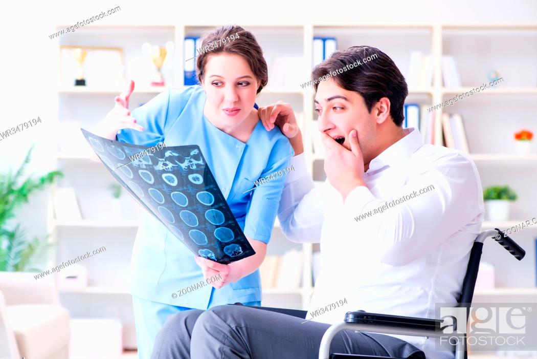 Imagen: Doctor discussing x-ray image with patient.