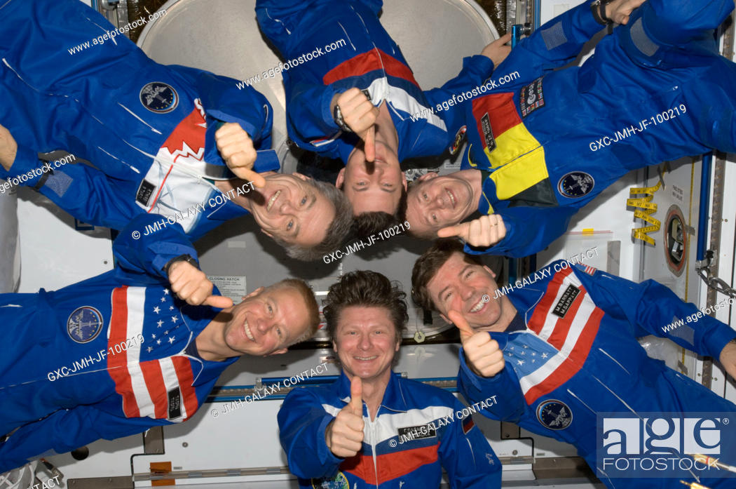 Imagen: Expedition 20 crew members give a thumbs-up signal as they pose in star-burst formation for an in-flight portrait in the Harmony node of the International Space.