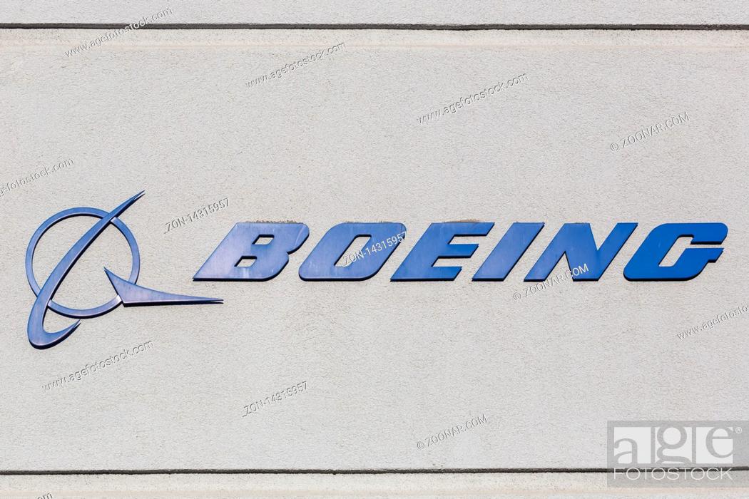 Photo de stock: Los Angeles, California ? April 12, 2019: Boeing Logo sign on a building at Los Angeles airport (LAX) in the United States.