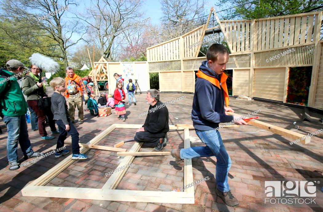Stock Photo: Carpenters, helpers and children build a children's cathedral at the Wallanlagen in Hamburg, Germany, 03 May 2013. More than 100.