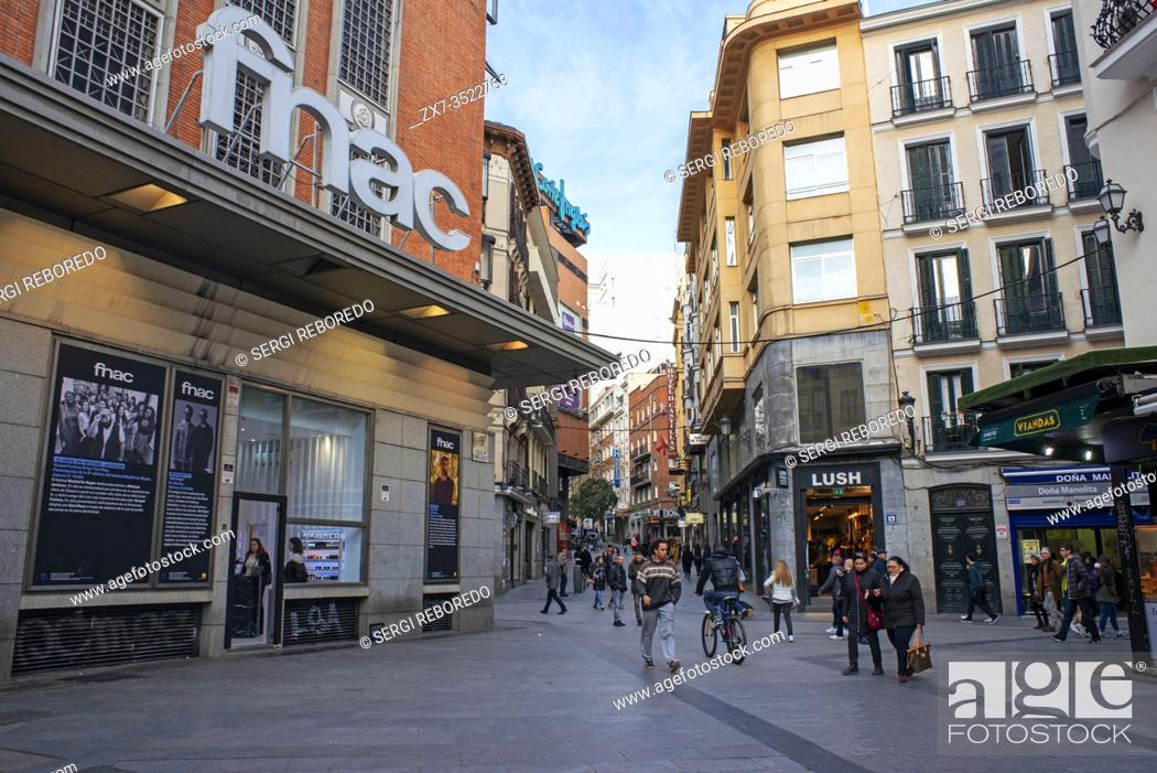 Petrificar Dictadura saltar Fnac and shopping in the street Rompelanzas in the old town city in Madrid,  Foto de Stock, Imagen Derechos Protegidos Pic. ZX7-3522768 | agefotostock