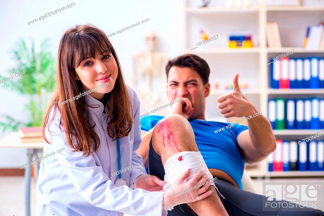 Photo de stock: Patient visiting doctor after sustaining sports injury.