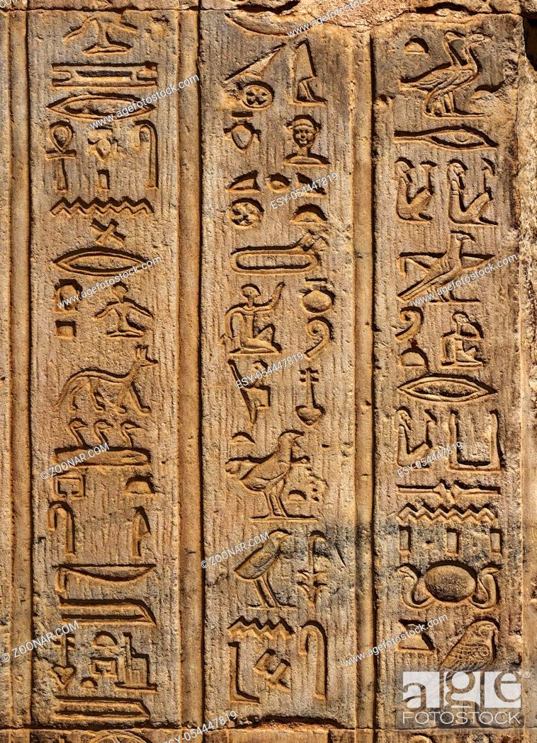 Imagen: ancient egypt hieroglyphics on wall in temple.