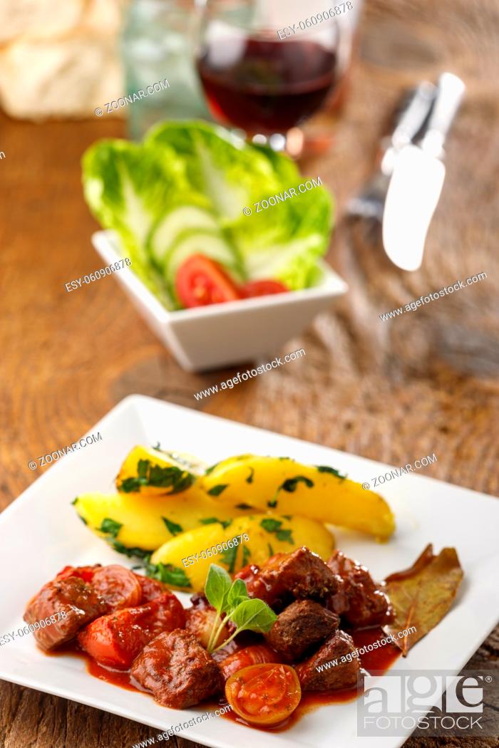Stock Photo: griechischer Stifado-Fleischeintopf mit Kartoffeln.