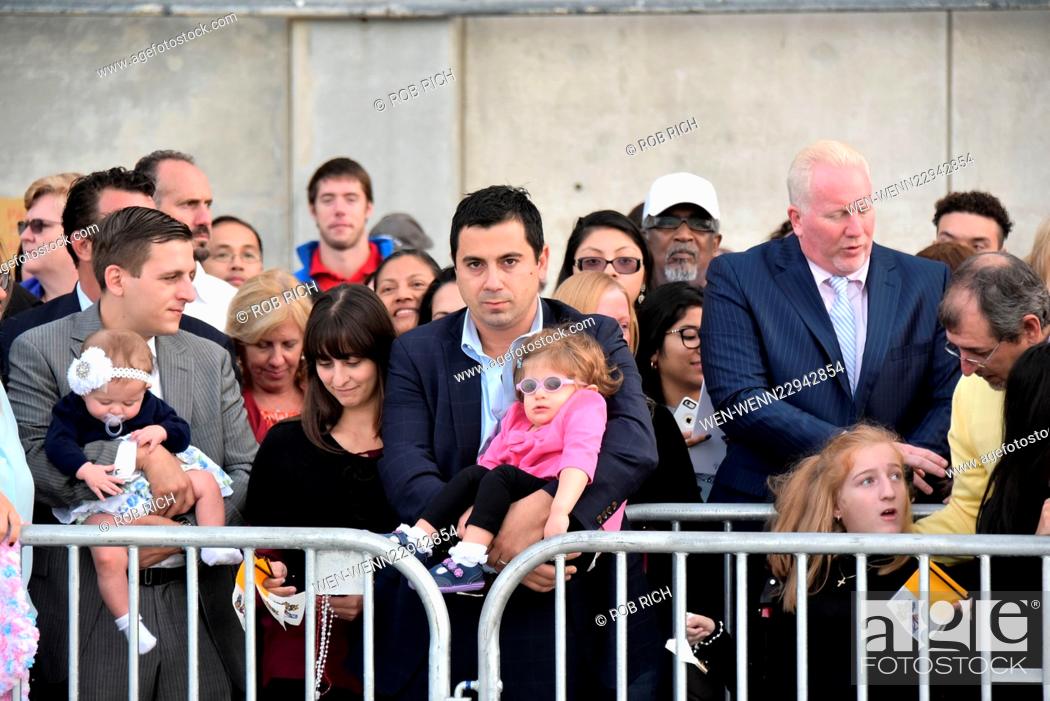 Stock Photo: Pope Francis leaves New York City after his visit via John F. Kennedy Airport (JFK) to fly onto Philadelphia Featuring: people waiting for the pope Where:.