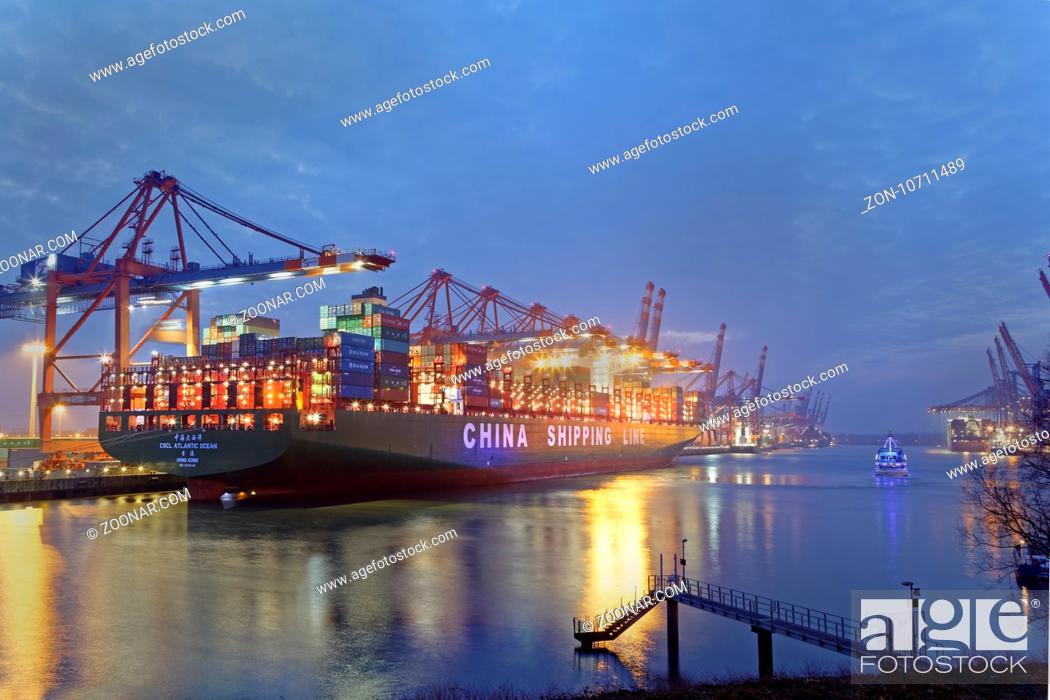 Stock Photo: Ein Containerschiff liegt bei Nacht im Hamburger Hafen, Containerterminal Eurogate, Hamburg, Deutschland / Container ship at night, Hamburg harbor.