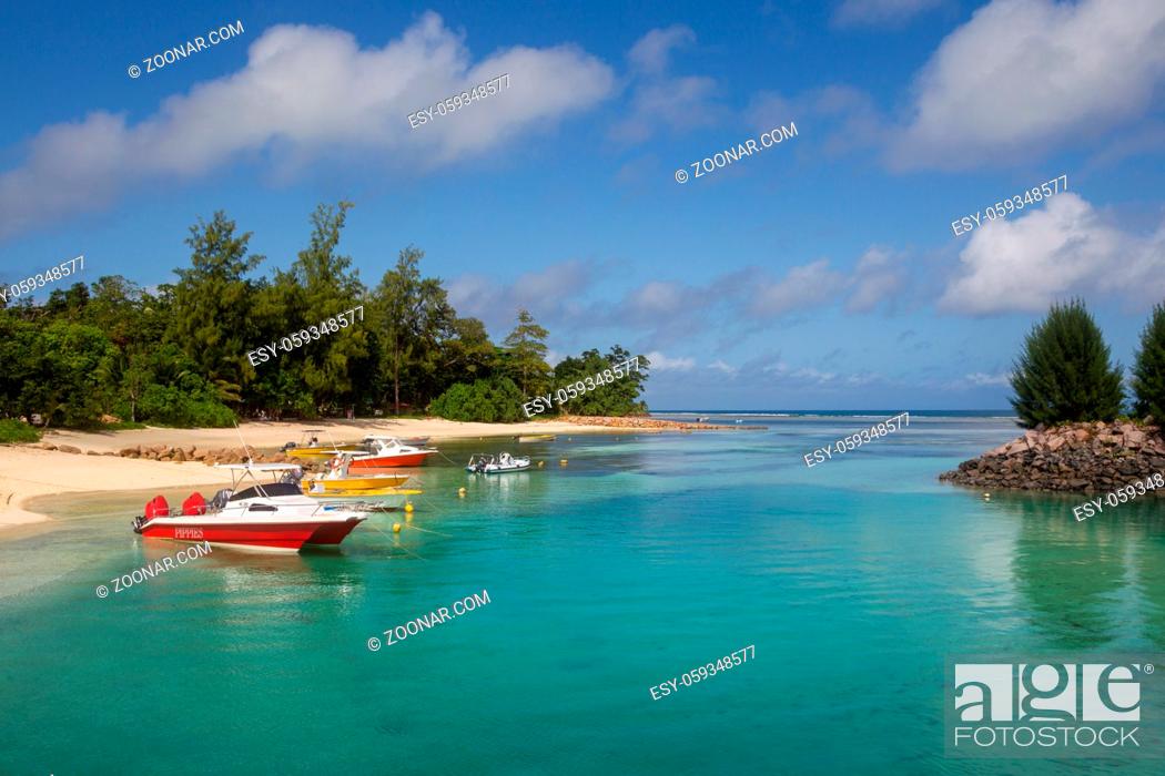 Stock Photo: Boote liegen in einer Bucht auf La Digue, Seychellen. Boats lying in the turquoise water in a tropical bay on La Digue, Seychelles.