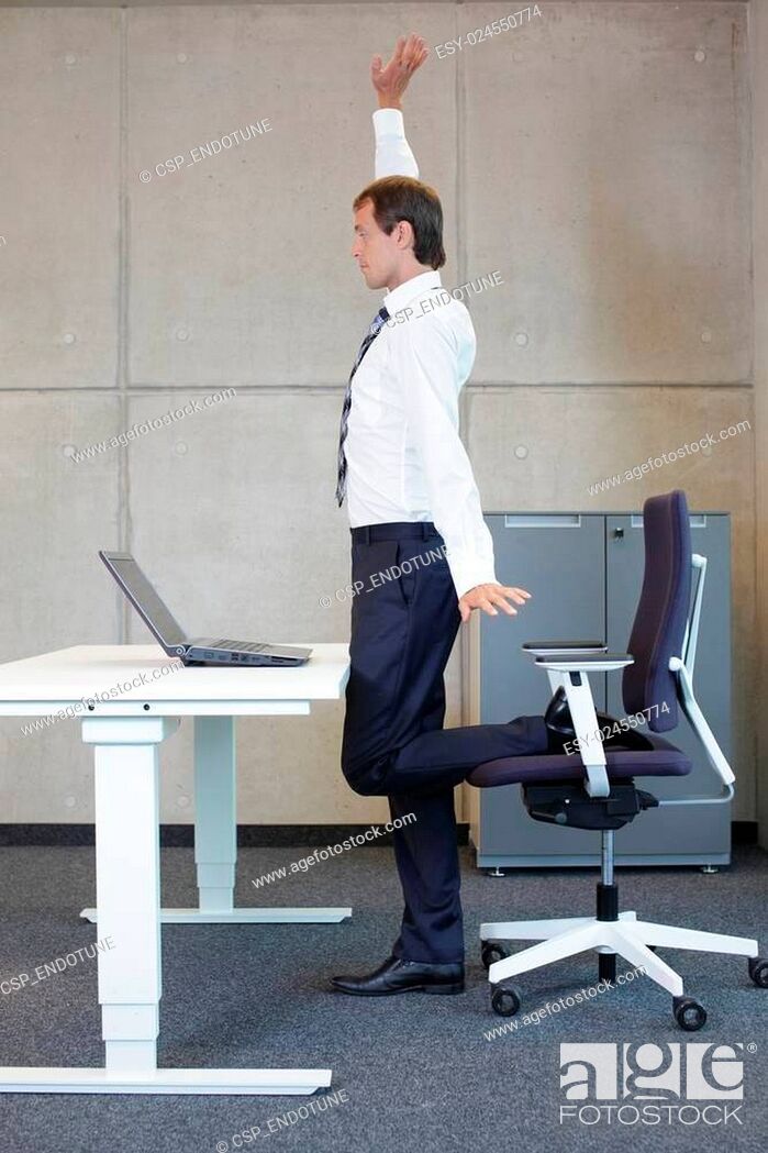 Imagen: man exercises in office.