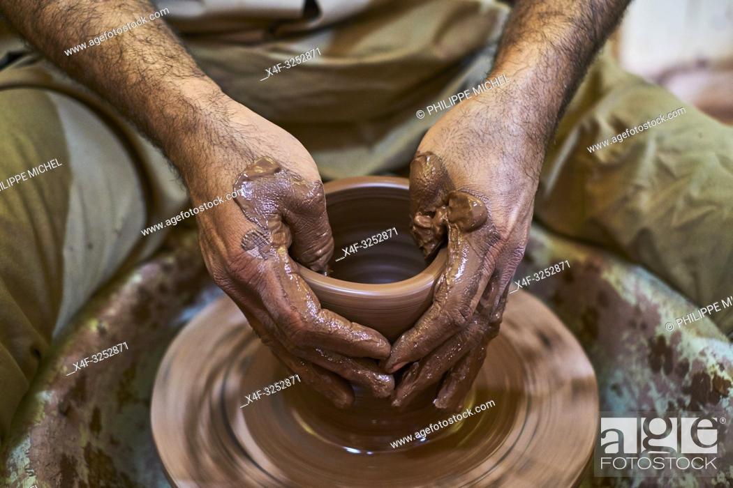 Stock Photo: Sultanat d'Oman, gouvernorat de Ad-Dakhiliyah, Bahla, les poteries de Bahla sont réputées dans tout le pays / Sultanate of Oman, Ad-Dakhiliyah Region, Bahla.