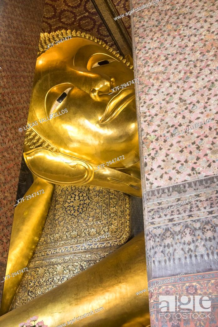 Imagen: Golden big Buddha, in Wat Pho or Wat Phra Nakhon temple in Bangkok, Thailand.