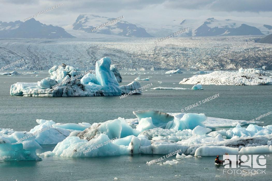Stock Photo: Iceland, Austurland, Jokulsarlon, Vatnajokull National Park, zodiac carrying tourists on the lagoon filled with icebergs.