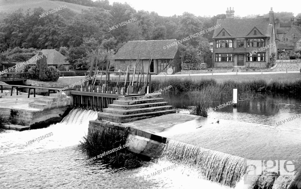Stock Photo: Streatley, the Weir c1955.