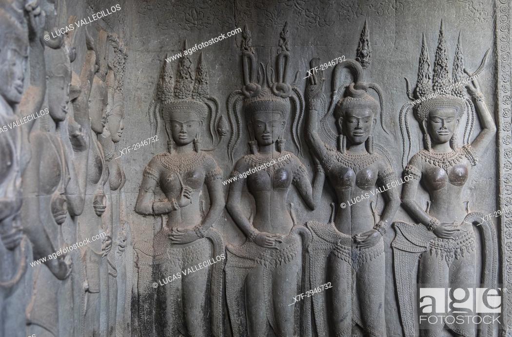 Photo de stock: Aspara sculptures in bas-relief on the wall, in Angkor Wat, Siem Reap, Cambodia.