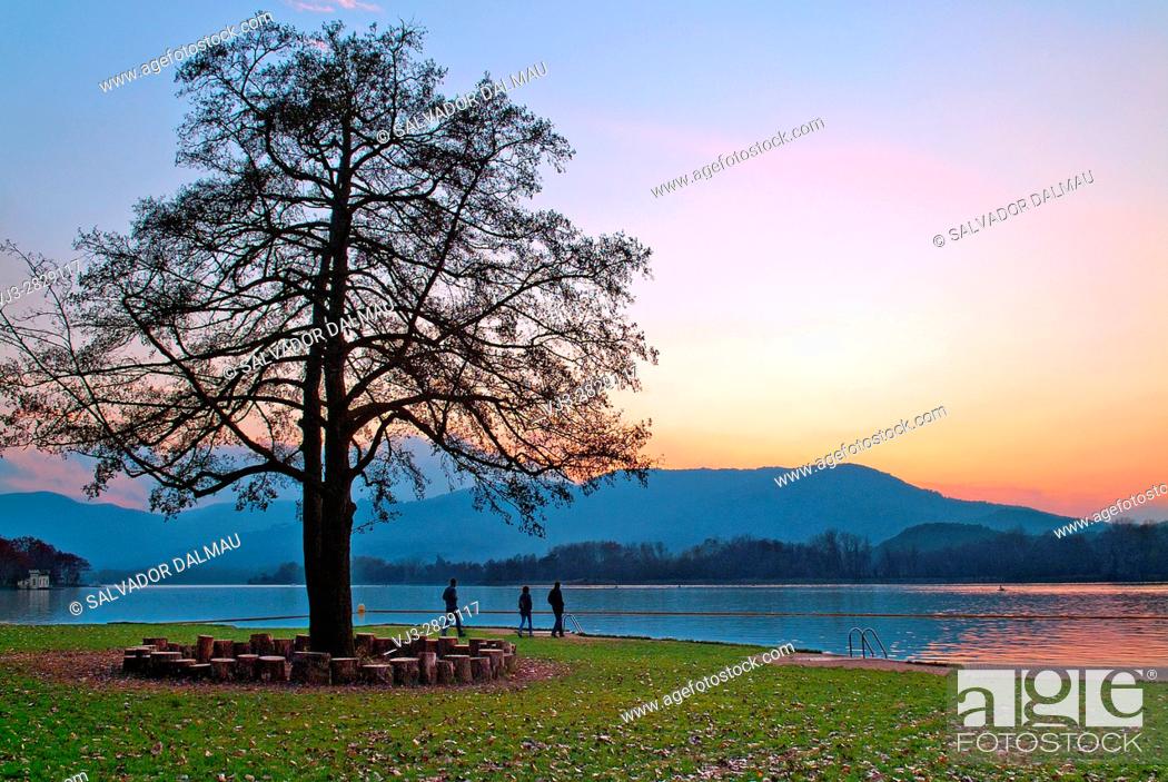 Imagen: sunset on lake banyoles, girona, catalonia, spain, .