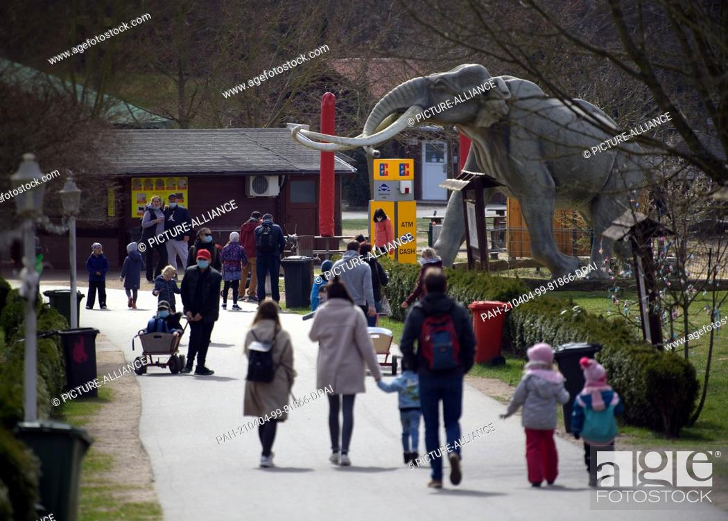 Photo de stock: 04 April 2021, Brandenburg, Oranienburg/ Ot Germendorf: Visitors to the Animal, Leisure and Prehistoric Park walk along the main path towards the enclosures in.