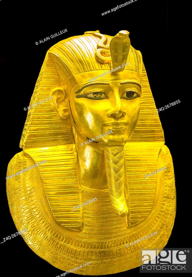 Photo de stock: Egypt, Cairo, Egyptian Museum, jewellery found in the royal necropolis of Tanis, burial of the king Psusennes I : Gold mask covering the upper part of the mummy.