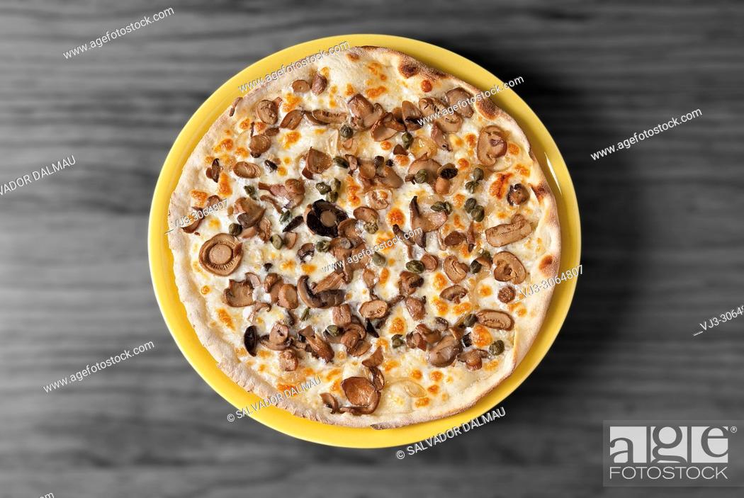 Imagen: mushroom pizza, studio photography Girona, Catalonia, Spain.