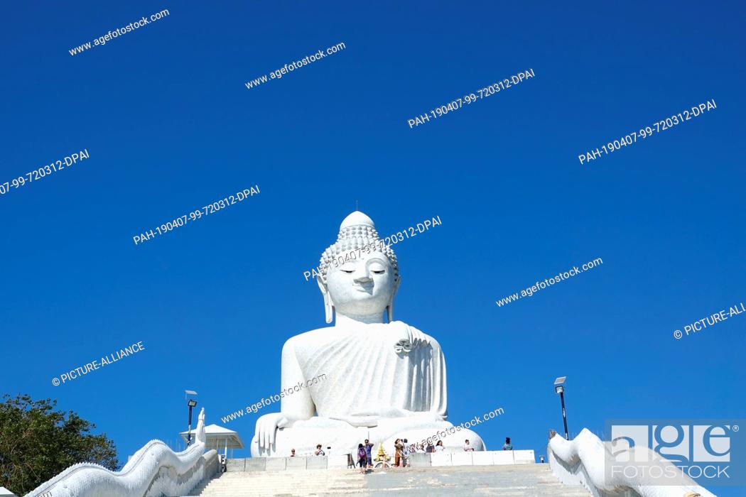 Photo de stock: 28 February 2019, Thailand, Chalong: The Great Buddha of Phuket (Big Buddha, Phra Phuttha Mingmongkhon Akenakkhiri). The Buddha statue stands on the island of.