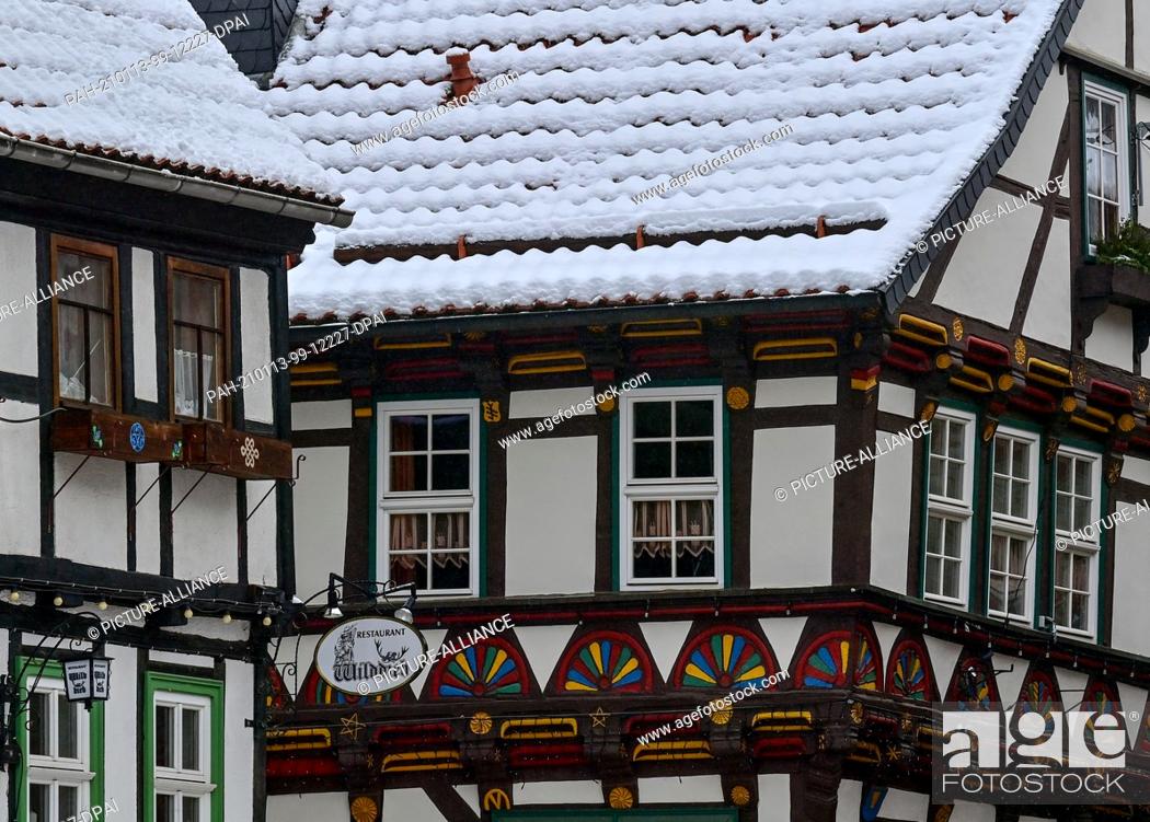 Stock Photo: 13 January 2021, Saxony-Anhalt, Stolberg: The roofs of the half-timbered town of Stolberg in the Harz Mountains are covered in snow.