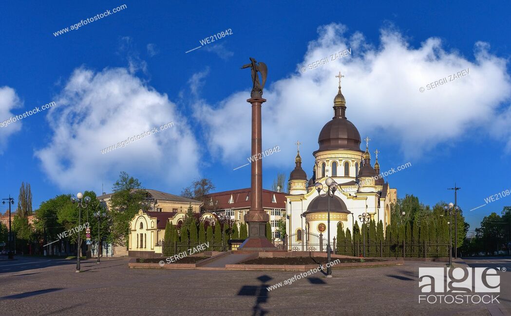Imagen: Cathedral Church of the Annunciation of the Most Holy Theotokos in Kropyvnytskyi, Ukraine, on a sunny spring morning.