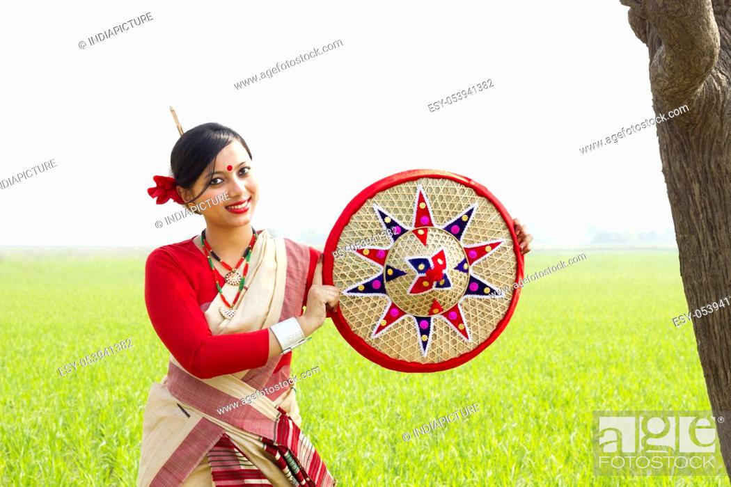 Imagen: Portrait of Bihu woman holding a jaapi.
