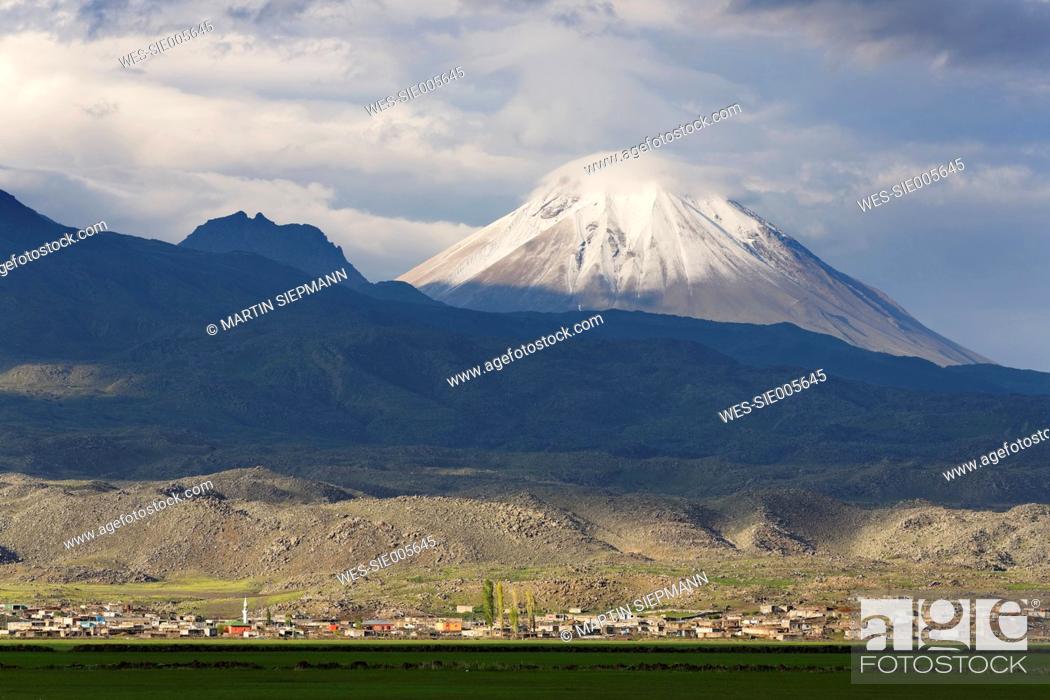 Stock Photo: Turkey, Eastern Anatolia, Agri Province, Dogubayazit, View to Little Ararat.
