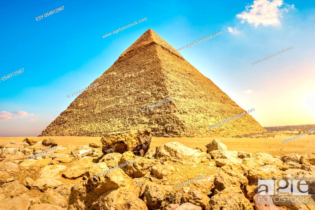 Imagen: View of Khafre Pyramid in Giza desert at sunset, Egypt.