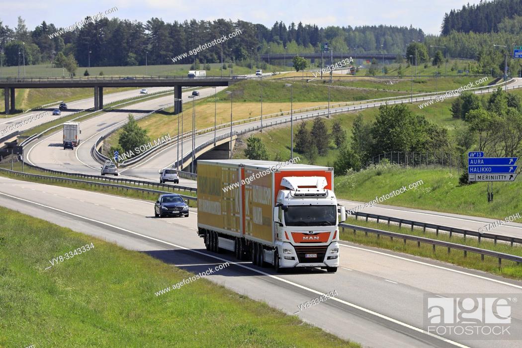 Imagen: Salo, Finland. June 15, 2019. MAN TGX 35. 580 truck pulls HCT trailer in traffic along European Route E18 in South of Finland on a sunny day of summer.