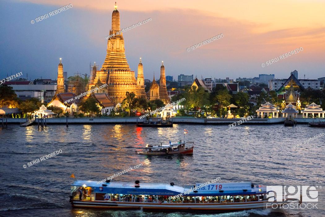 Imagen: Landscape in sunset of Wat Arun Temple from Chao Praya River from the roof of Sala Rattanakosin Hotel. Bangkok. Thailand. Asia.