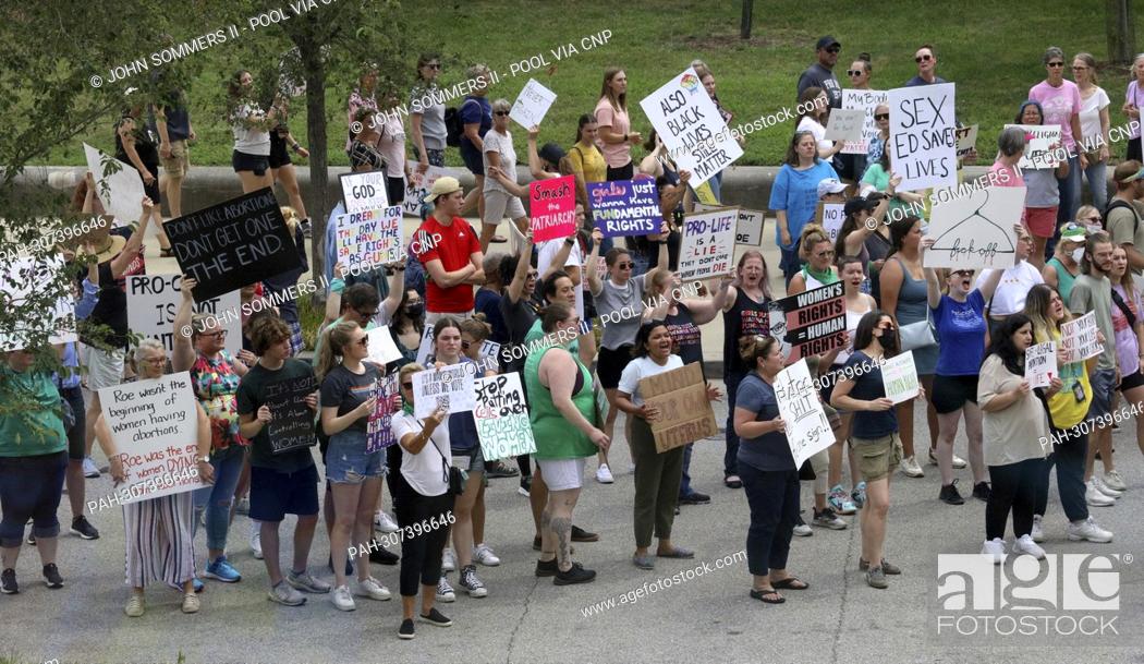 Imagen: Protesters rally outside the Indianapolis Library where United States Vice President Kamala Harris was meeting with Indiana state legislators for a run table.
