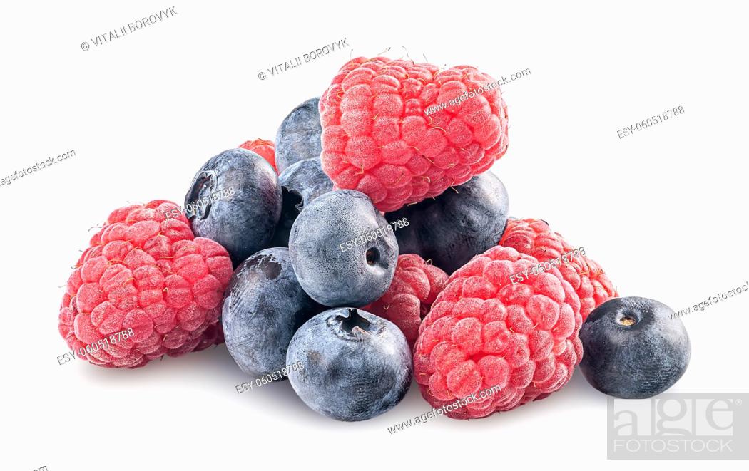 Imagen: Heap of raspberries and blueberries isolated on white background.